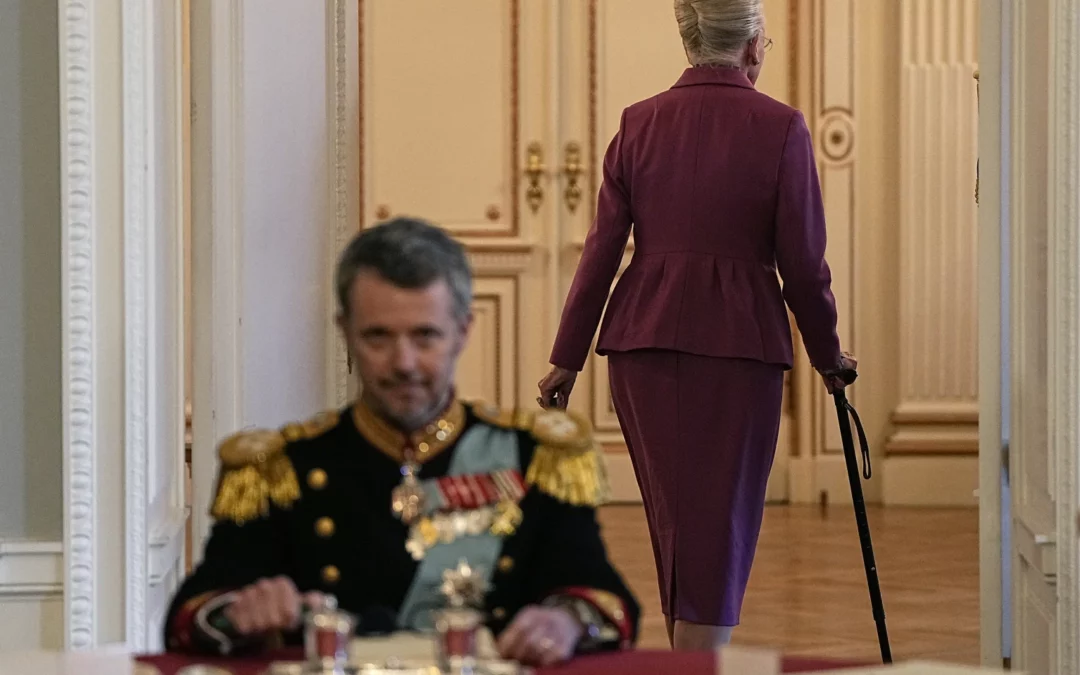 Фредеріка X проголошують новим королем Данії після того, як його мати, королева Маргрете II, зрікається престолу
